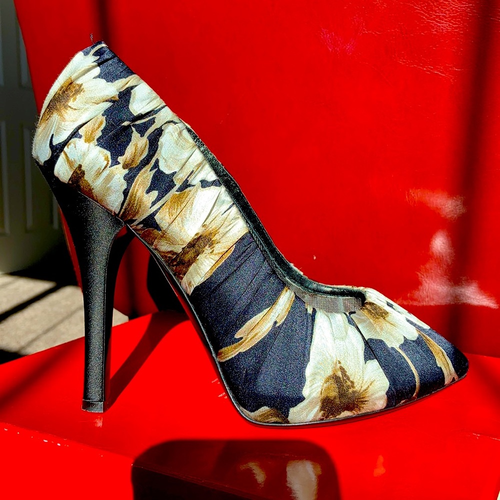 Dolce and Gabbana Black Floral silk Pumps